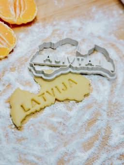 Balta Latvijas kontūras cepumu formiņa un LATVIJA nospiedums mīklā — attēls 2